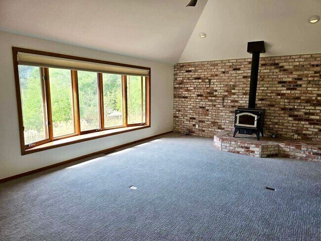 Building Photo - Upgraded Farm House in Sebastopol! Most Ut...