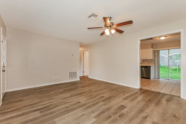Foto del edificio - 37340 Carter Ave