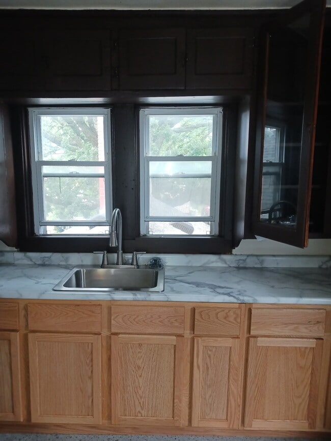 Building Photo - 916 W Greenfield Ave
