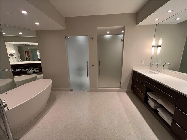 Foto del edificio - 300 South Pointe Dr