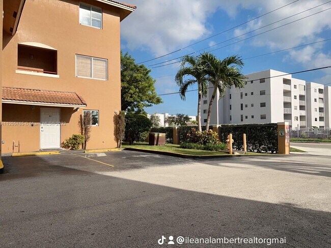 Foto del edificio - 8175 NW 8th St