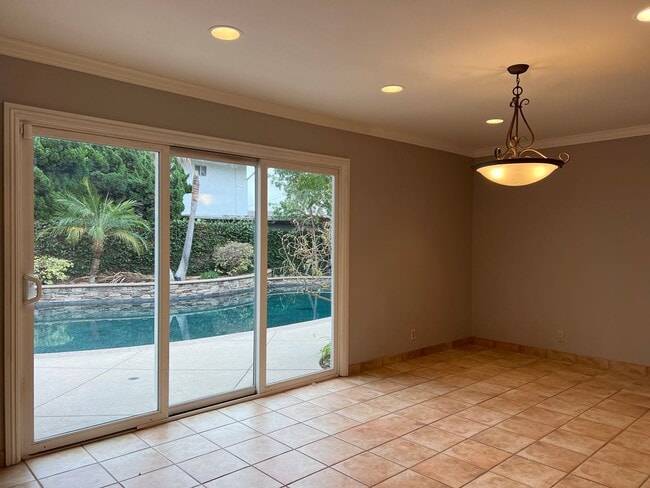 Building Photo - Wonderful 3 Bed 2 Bath House in Los Alamitos!