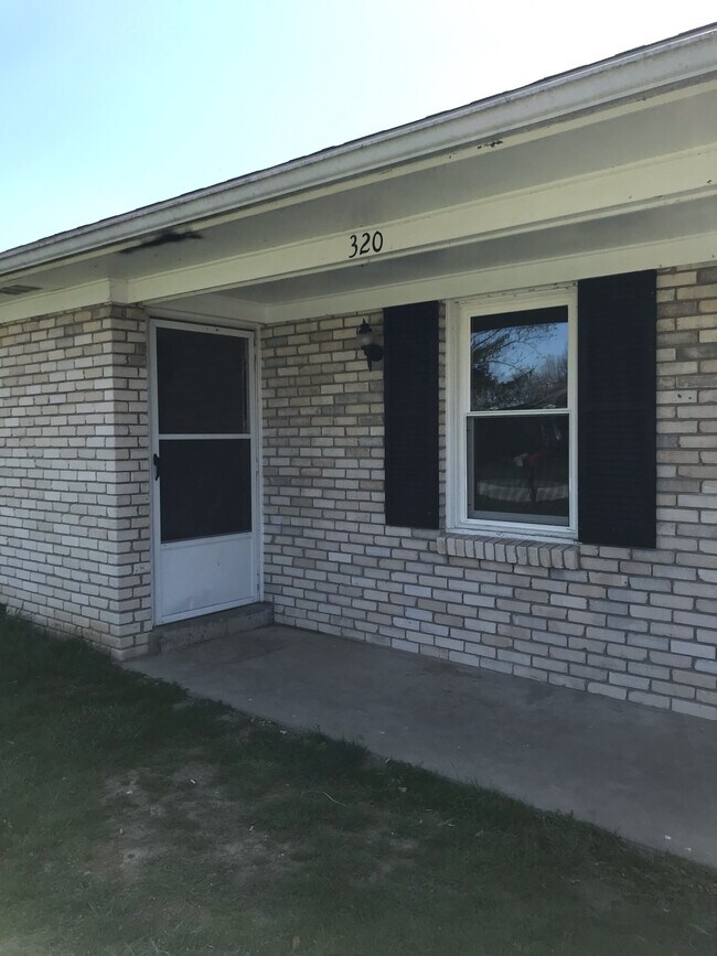 Building Photo - 320 Sunset Dr
