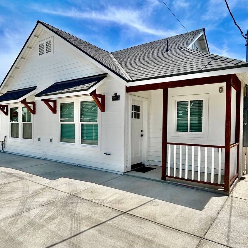 Foto principal - $1,650 Clovis Cottage - 1 Bed 1 bath, Stud...