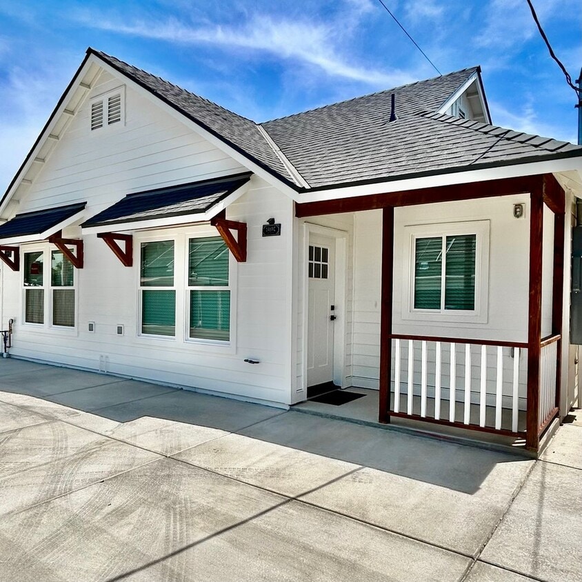 Primary Photo - $1,650 Clovis Cottage - 1 Bed 1 bath, Stud...
