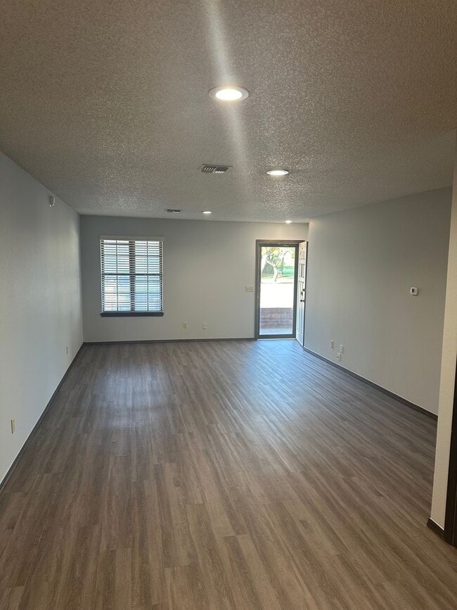 Building Photo - 2309 Lynn Ln