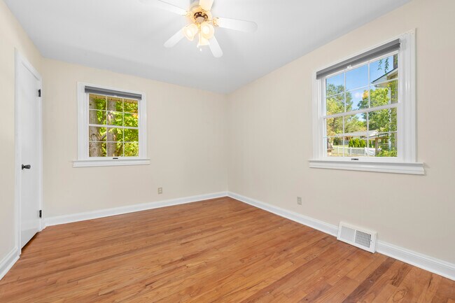 Second bedroom - 1111 Cherokee Dr