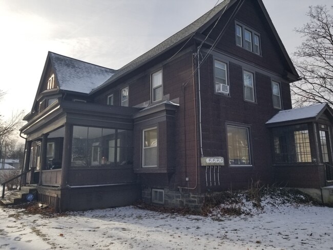 Building Photo - 661 Park Pl