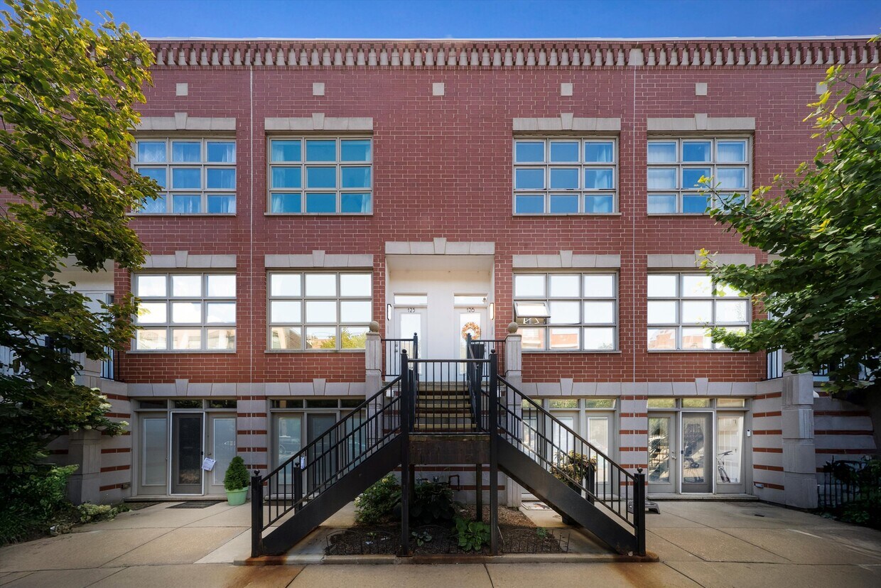 Primary Photo - 855 W Erie St