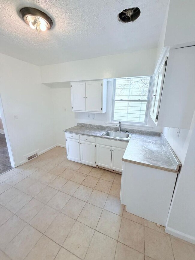 Building Photo - Spacious 4-Bedroom Single-Family Home with 2-Car Garage in Cleveland Heights