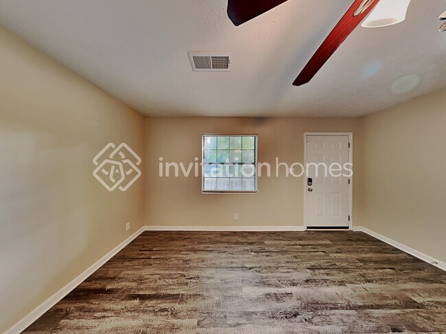 Building Photo - 812 Brighton Dr NW
