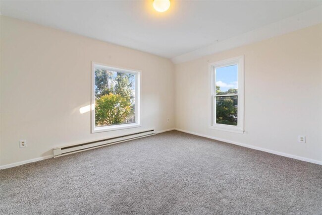 Foto del edificio - 325 E 8th St