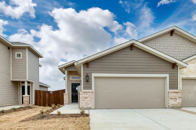 Building Photo - GORGEOUS 3 BEDROOM DUPLEX LOCATED IN MIDLO...