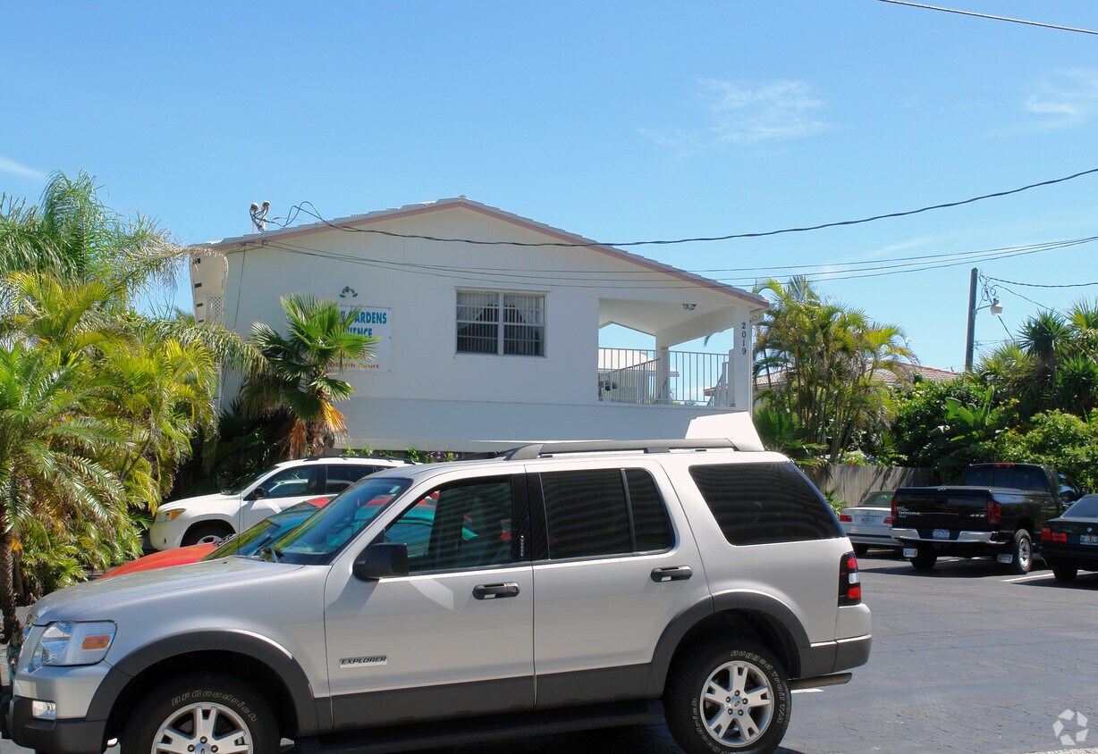 Building Photo - Beachside Gardens