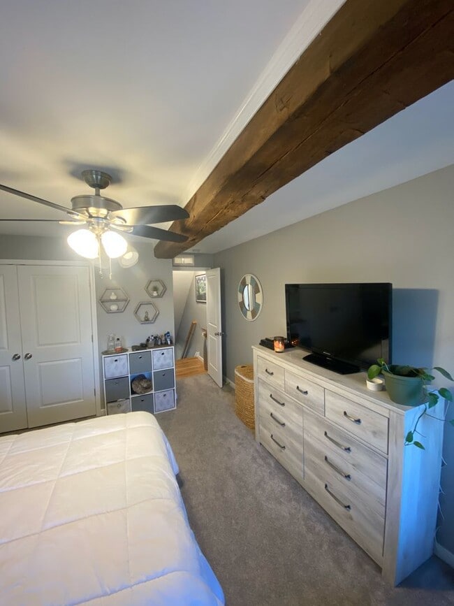 Building Photo - Beautiful Renovated 2 bedroom home with of...