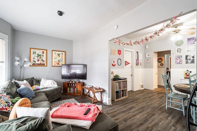 Foto del edificio - Bartlett Lower steps to campus