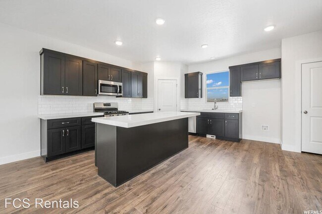 Building Photo - 4 br, 3.5 bath House - 692 E Ryegrass Drive