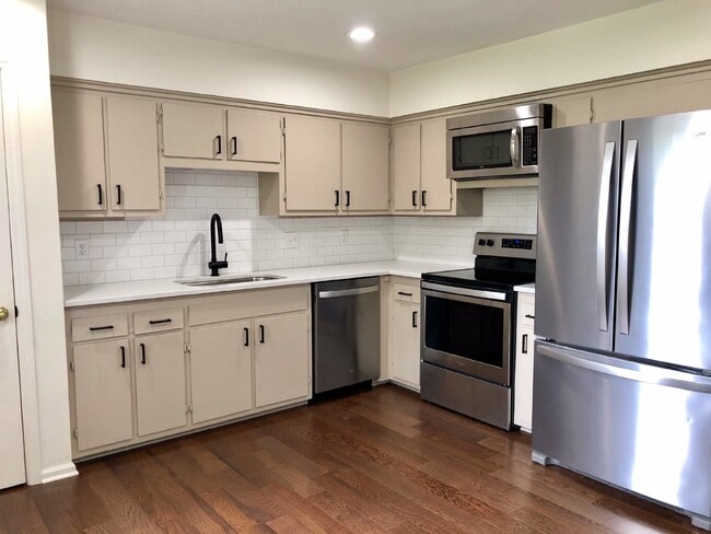 Building Photo - 739 Fox Ridge Dr