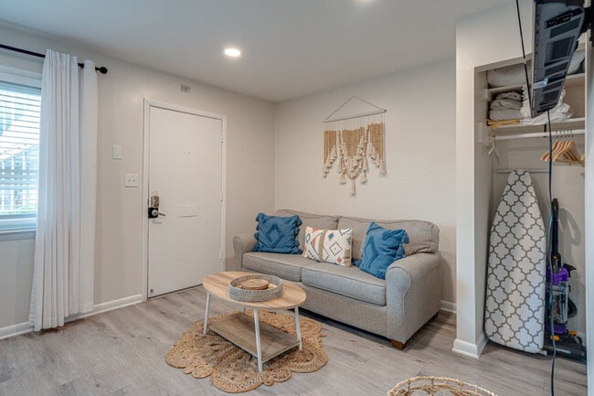 Building Photo - 801 Hillview Heights