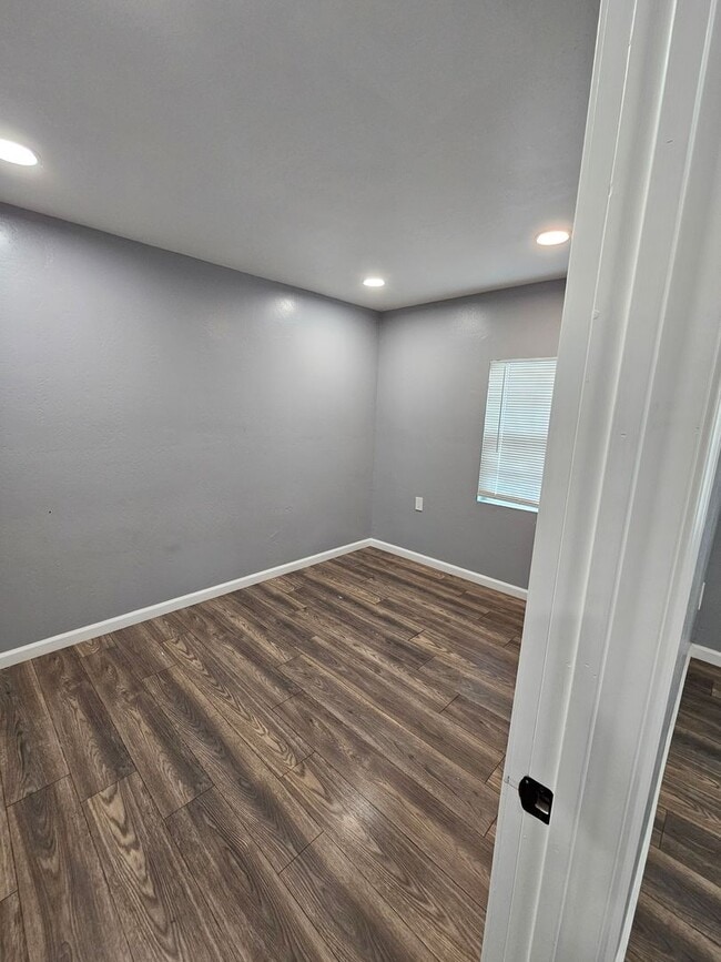 Building Photo - 908 6th St