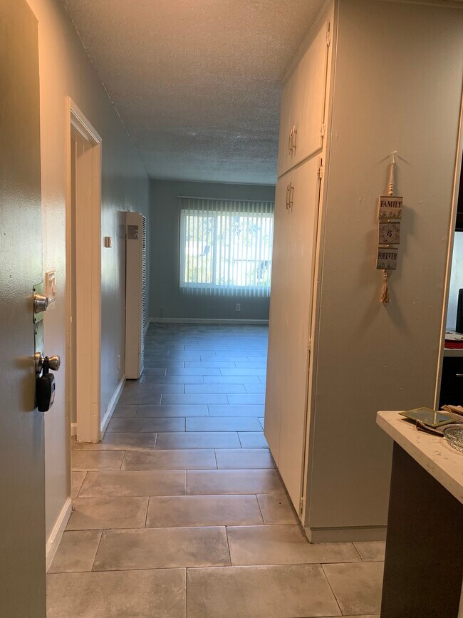 Building Photo - 4686 Woodside Dr