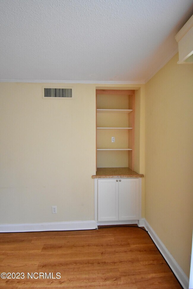Building Photo - 228 Linden St
