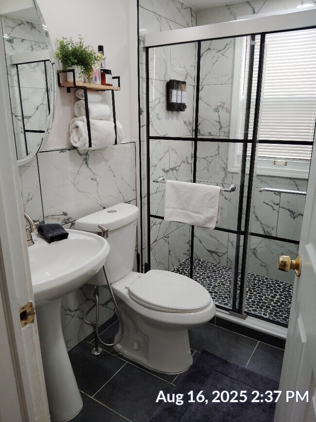 Baño de la planta principal - 2212 Burger St