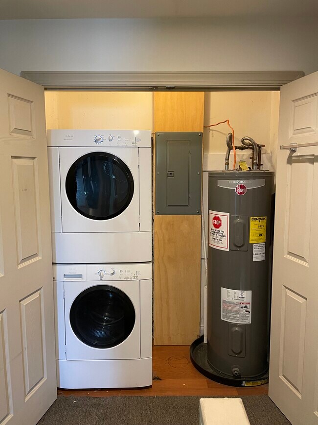 laundry/utility closet - 3549 Sunnyside Ave