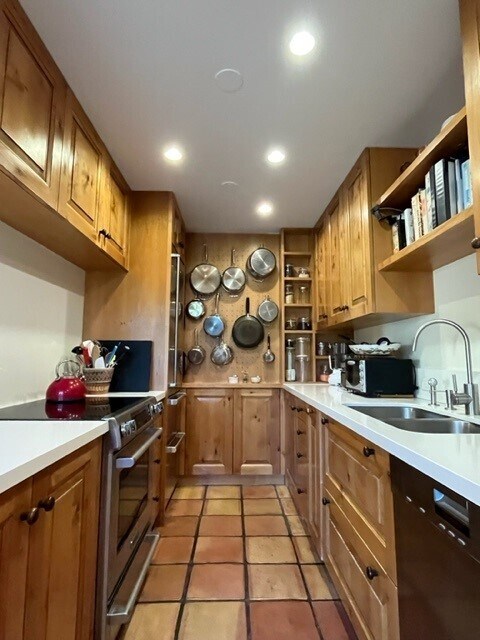 Foto del edificio - 100 S Doheny Dr