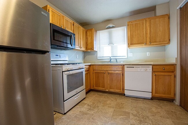 Building Photo - Ranch Style 4 Bedroom / 1.5 Bath Home