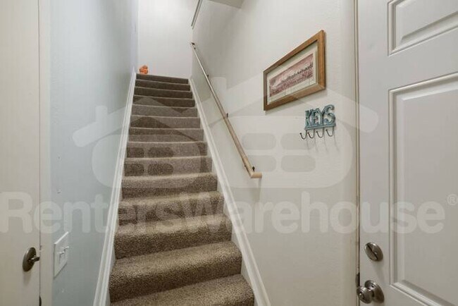 Foto del edificio - Extremely Well Located and Updated 2 Bed/ 1 Bath Condo with direct Garage Access