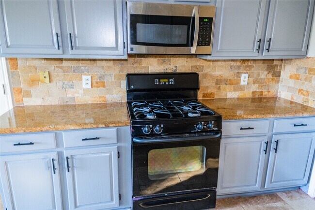Foto del edificio - 6311 Laurel Bush Ln