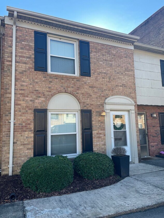 Primary Photo - Charming townhome located in the vibrant c...