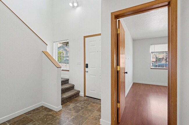 Foto del edificio - 5260-5262 Springcrest Drive