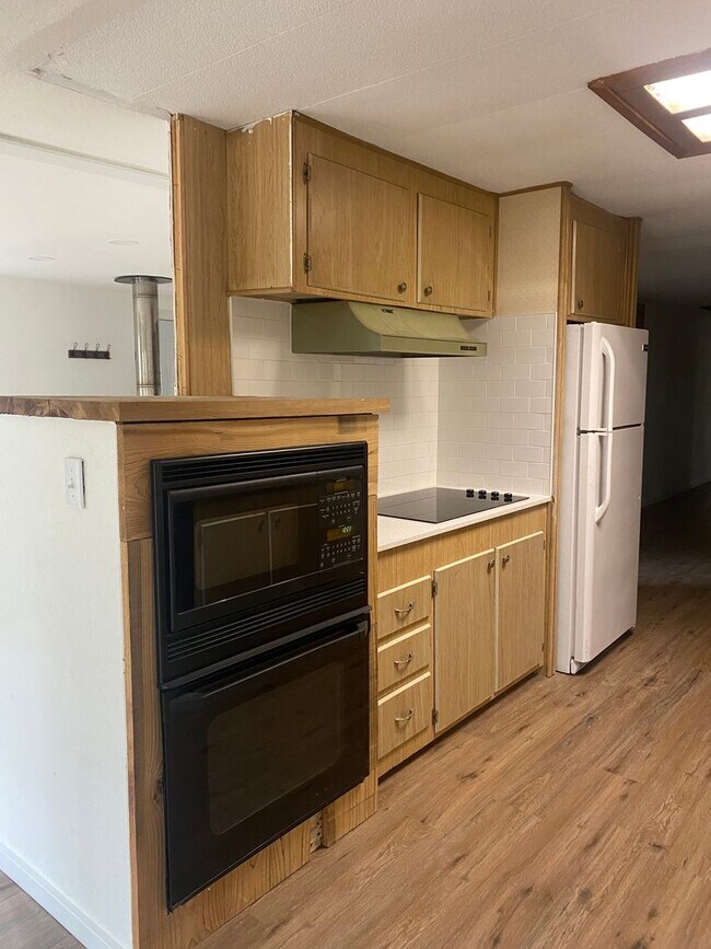 Building Photo - Private Home - Three Bedroom Two Bath Room...