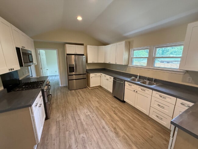 Building Photo - Nice 5 bedroom , 3 bath home located in Mobile.  $75 per applicant