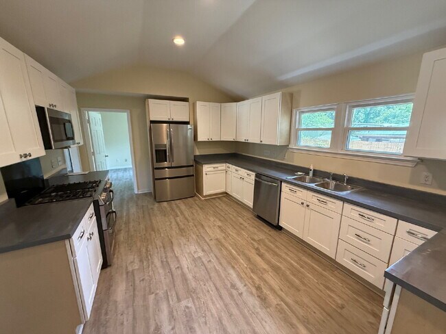 Foto del edificio - Nice 5 bedroom , 3 bath home located in Mobile.  $75 per applicant