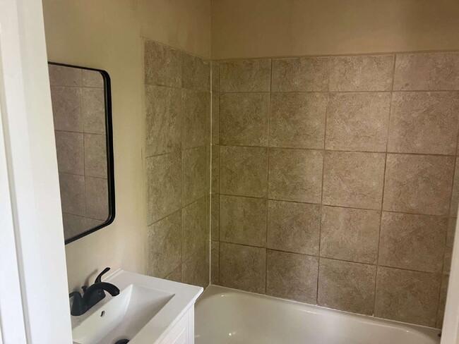 Building Photo - Recently Renovated Freestanding Unit in Tr...