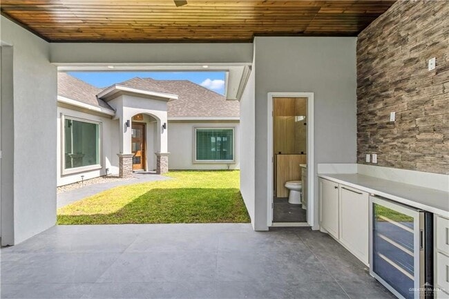 Building Photo - 13 E La Pointe Ave