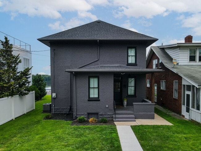 Building Photo - 608 N Front St