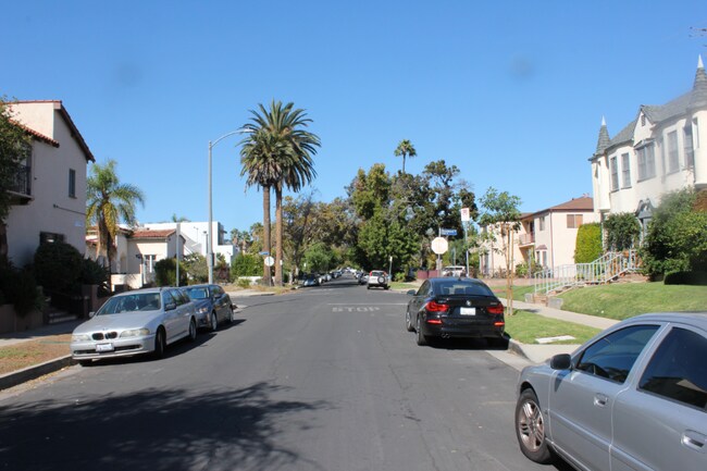 Foto del edificio - 459 N Sierra Bonita Ave