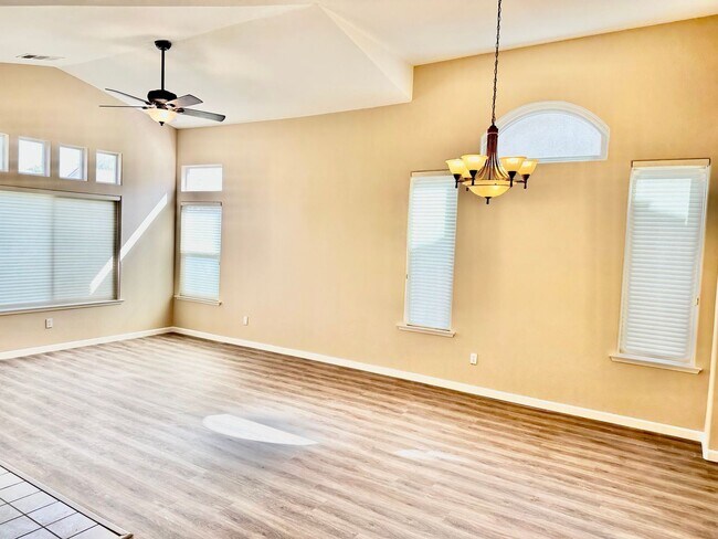 Foto del edificio - 4 br, 2 bath House - 2209 E Cole Ave