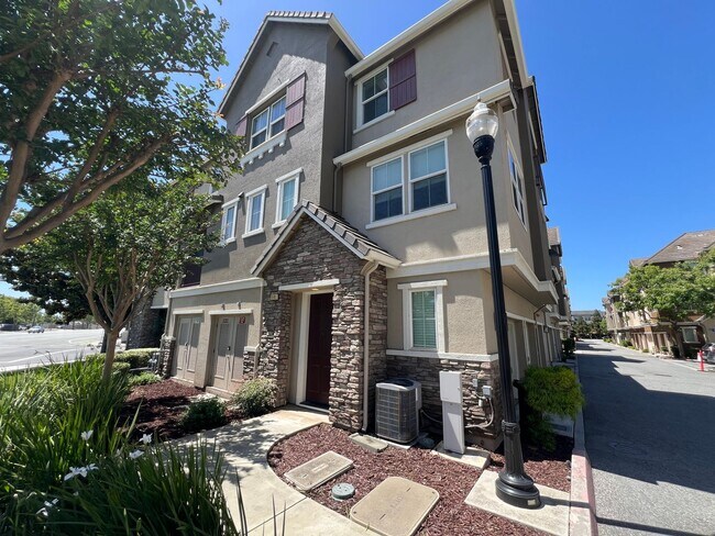 Foto del edificio - $4295-Beautiful Tri-level 3 Bed/2.5 Ba Townhome in Hampton Park/North San Jose