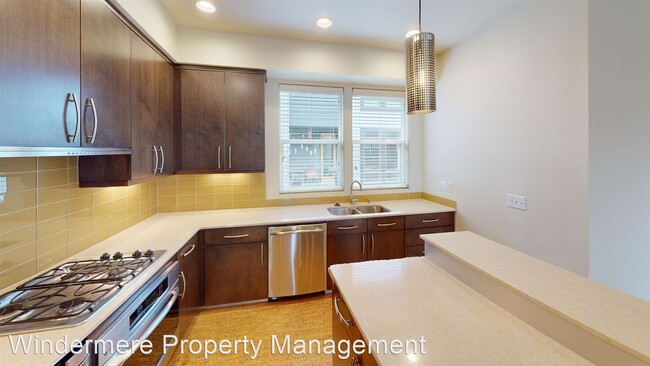 Building Photo - 2 br, 1.5 bath House - 261 W Sumach