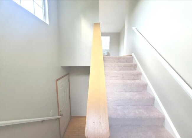 Foto del edificio - 1449 McClure Rd