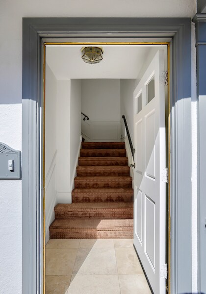 Entry way - 442 Kelton Ave