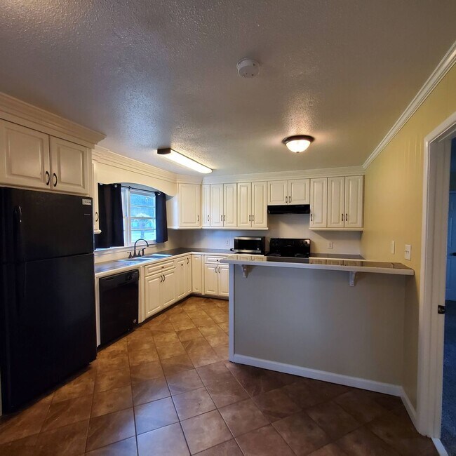 Building Photo - Charming and Updated 3-Bedroom Home with S...