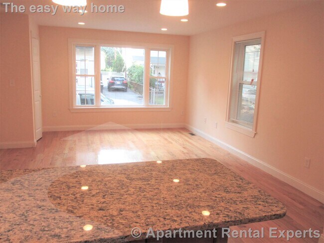 Foto del edificio - Spring Hill/Magoun Sq Total Renovation - 1...