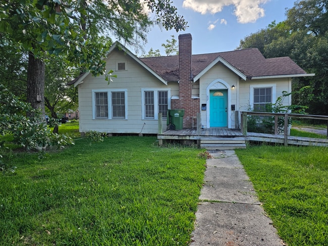 Building Photo - 508 S College Ave