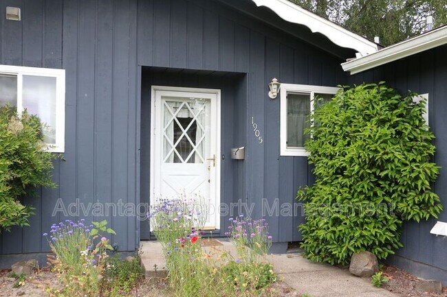 Building Photo - 1905 NW Menlo Dr